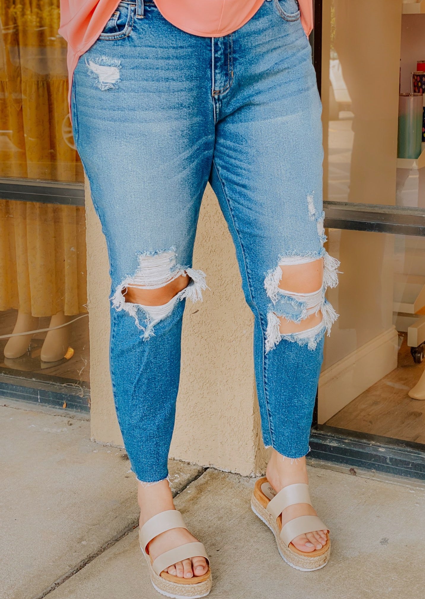 Curvy: Madelyn Distressed Mom Jeans
